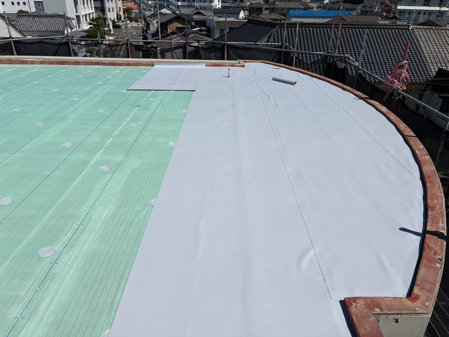 伊予市K様邸|屋上防水シートを施工している途中